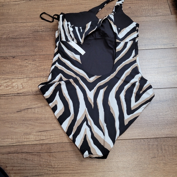 Trina Turk VIVANT ONE SHOULDER black tan white Asymmetrical One Piece swim suit - Picture 3 of 15